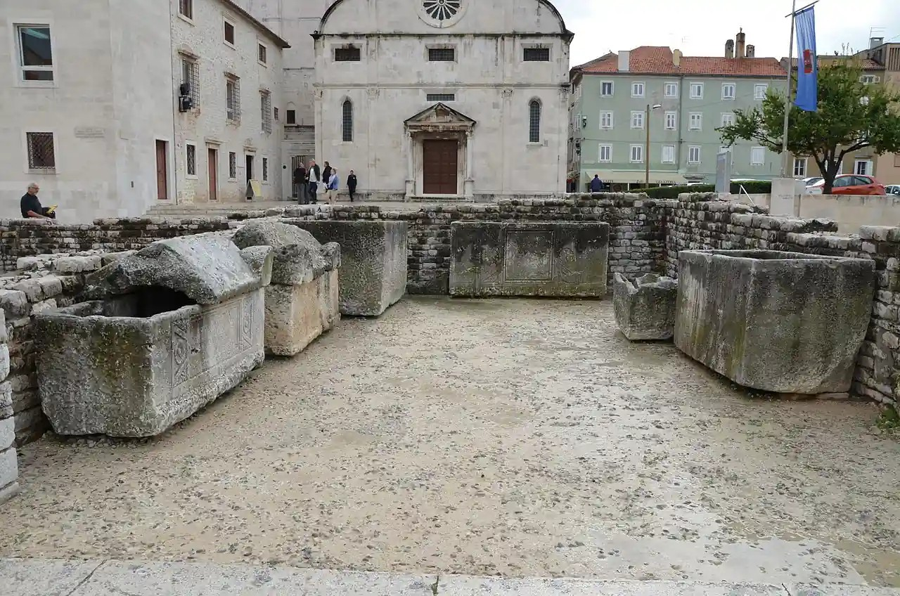 Ρωμαϊκές σαρκοφάγοι στο Ζαντάρ της Κροατίας. Πηγή: Carole Raddato / followinghadrian.com / Wikimedia Commons 