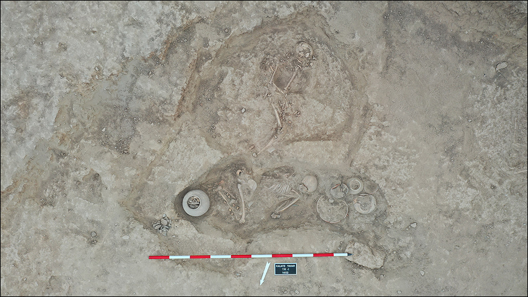 Ανθρώπινες ταφές από την τάφρο 1 (σχέδιο του A. Vahdati). Πηγή: Vahdati A. A (2026), Antiquity