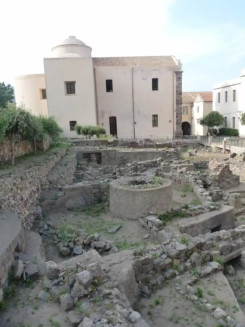 Μια άλλη άποψη του Βόθρου στο αρχαιολογικό πάρκο της πόλης του Λίπαρι. Πηγή: Ji-Elle / Wikimedia Commons 