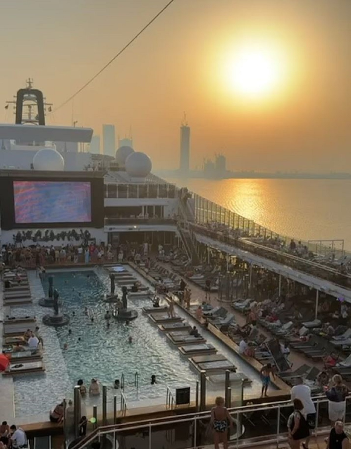 Η οικογένεια έφτασε στο Ντουμπάι την Πέμπτη για μια προγραμματισμένη στάση δύο ημερών, αλλά παραμένει εγκλωβισμένη στο κρουαζιερόπλοιο.Φωτογραφία: Darren Lee