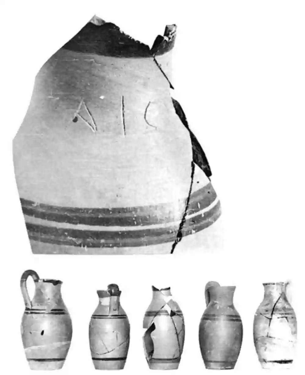 Λίπαρι, Περιφερειακό Αρχαιολογικό Μουσείο Αιολίας "Luigi Bernabò Brea". Όλπη με ταινίες τοπικής παραγωγής από τον Βόθρο του Αιόλου, ανάμεσα στις οποίες βρίσκεται το αποσπασματικό δείγμα με την επιγραφή ΑΙΟ[ΛΟΥ]. Πηγή: Bernabò Brea, Cavalier, Villard 1998  Μια λατρεία ριζωμένη στην ίδρυση της πόλης Η σημασία του ευρήματος ξεπερνά τα όρια της αρχαιολογίας, καθώς συνδέεται άμεσα με την ιστορική καταγραφή της ίδρυσης του Λίπαρι. Σύμφωνα με τον ιστορικό Διόδωρο τον Σικελιώτη τον 1ο αιώνα π.Χ., η αποικία ιδρύθηκε γύρω στο 580–576 π.Χ. από μια ομάδα αποίκων από την ελληνική πόλη της Κνίδου, με επικεφαλής τον Πένταθλο, μαζί με άλλους από τη Ρόδο. Φτάνοντας στο νησί, συνάντησαν έναν αυτόχθονα πληθυσμό περίπου 500 κατοίκων, οι οποίοι τους υποδέχθηκαν ειρηνικά. 