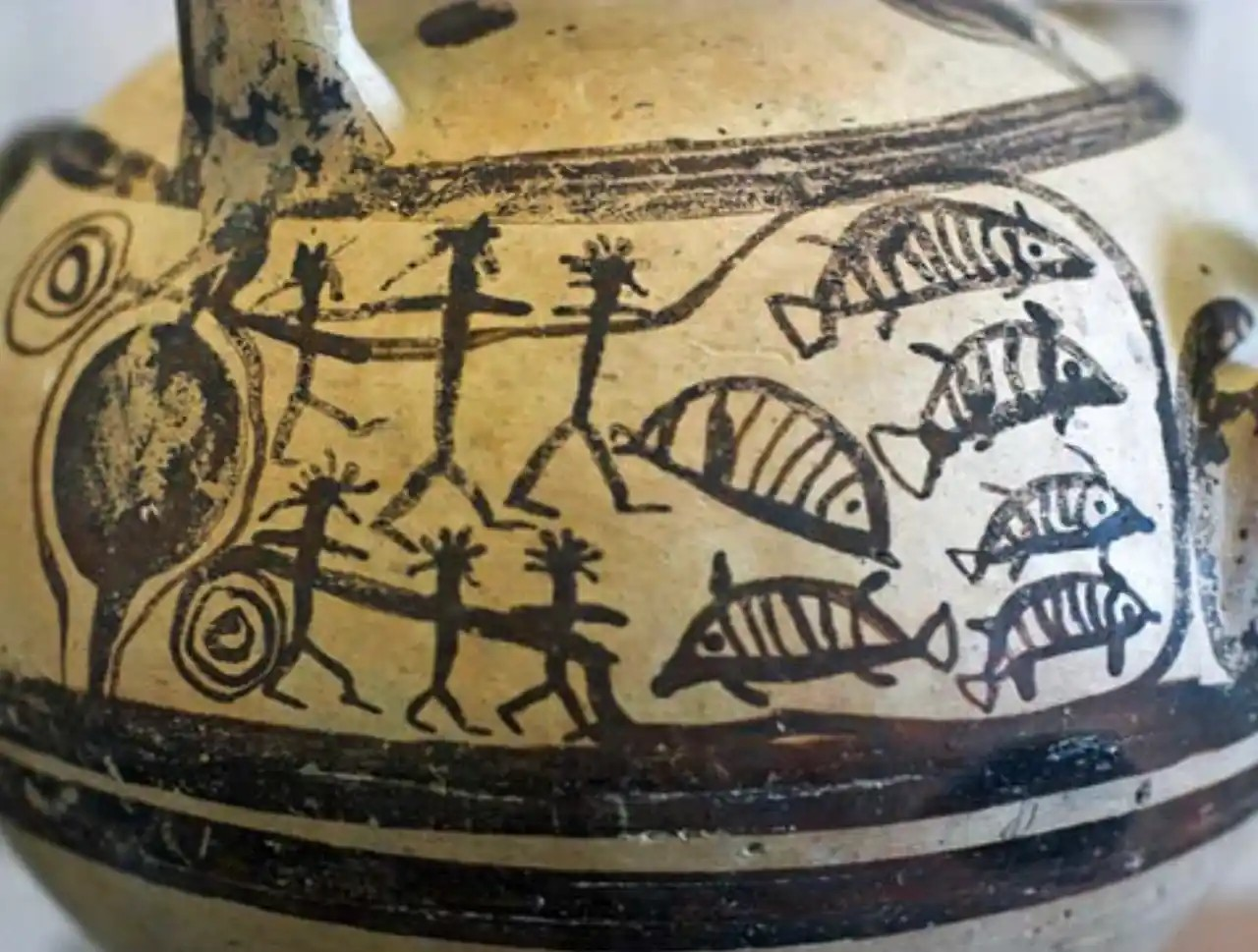 Λεπτομέρεια της σκηνής ψαρέματος που απεικονίζεται στην υδρία των Απλωμάτων, από τη Νάξο. Πηγή: S. Privitera / Ελληνικό Υπουργείο Πολιτισμού 