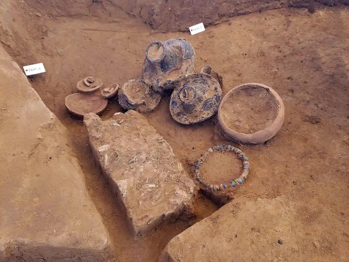 Ένας άλλος από τους τάφους περιείχε ένα μαργαριταρένιο κολιέ (σε πρώτο πλάνο). Πηγή: F. Simon – Inrap