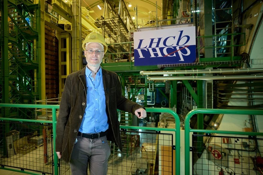 Ο Καθηγητής Chris Parkes με το πείραμα LHCb. Πηγή: Piotr Traczyk, CERN