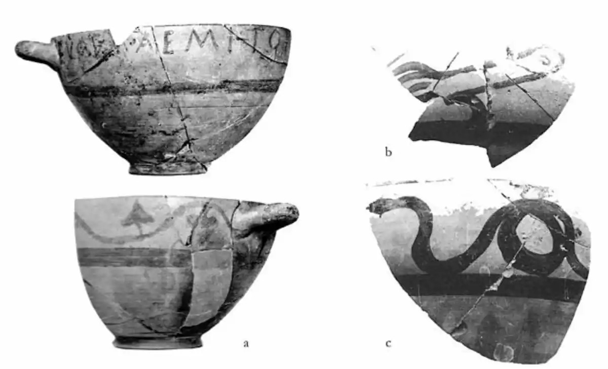 Λίπαρι, Περιφερειακό Αρχαιολογικό Μουσείο "Luigi Bernabò Brea". Κύλικες κνιδιακού τύπου από τον Βόθρο του Αιόλου: δείγμα με επιγραφή (α), απόσπασμα με φαλλό (β), απόσπασμα με φίδι (γ). Πηγή: Bernabò Brea, Cavalier, Villard 1998  