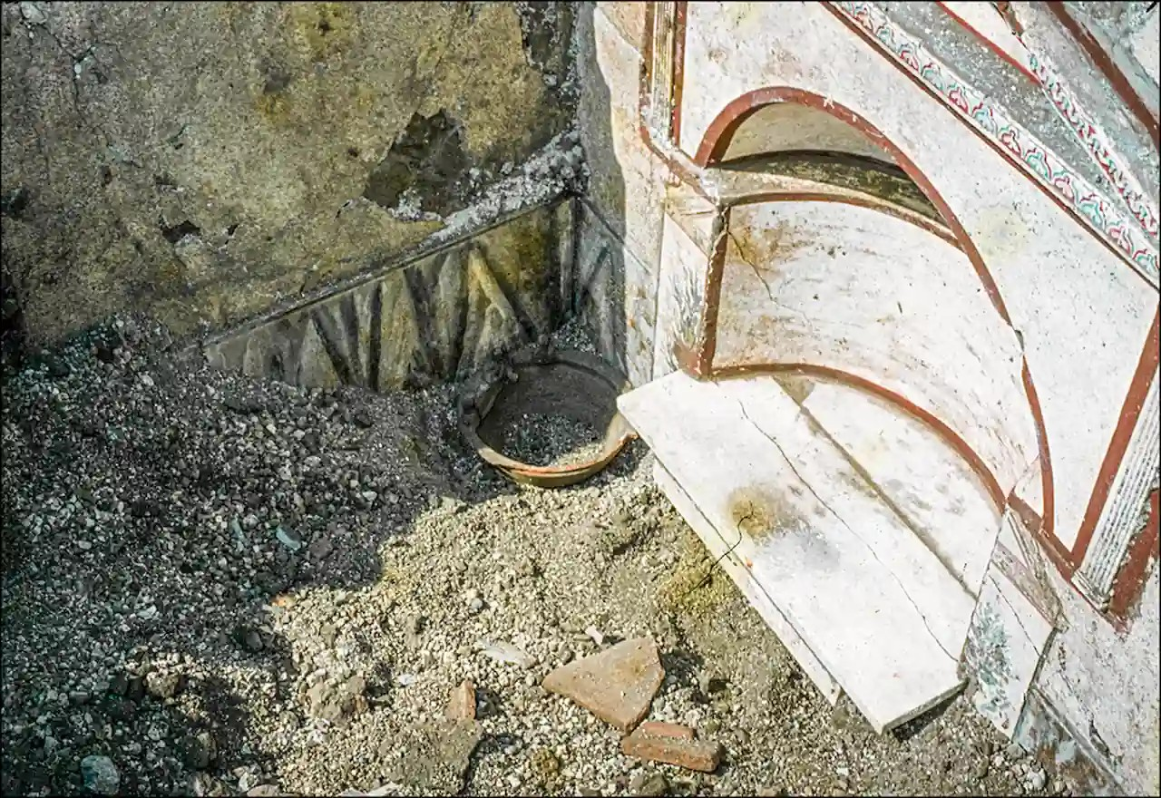 Θυμιατήριο αρ. 2 στην αρχική του θέση (in situ) στο οικιακό ιερό στο Μποσκορεάλε. Πηγή: Πομπηία, Φωτογραφικό Αρχείο αρ. ευρετηρίου H6803