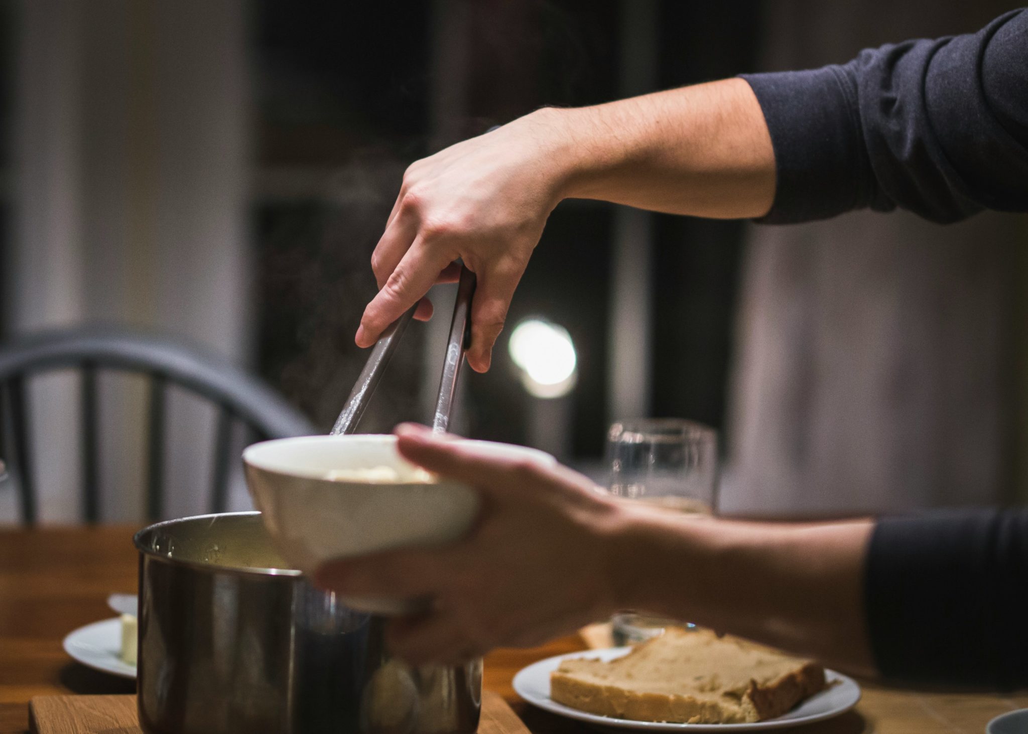 Ύπνος: Τι πρέπει να τρώτε για βραδινό - Ειδικός εξηγεί ποιες τροφές μπορεί να περιλαμβάνει ένα υγιεινό γεύμα