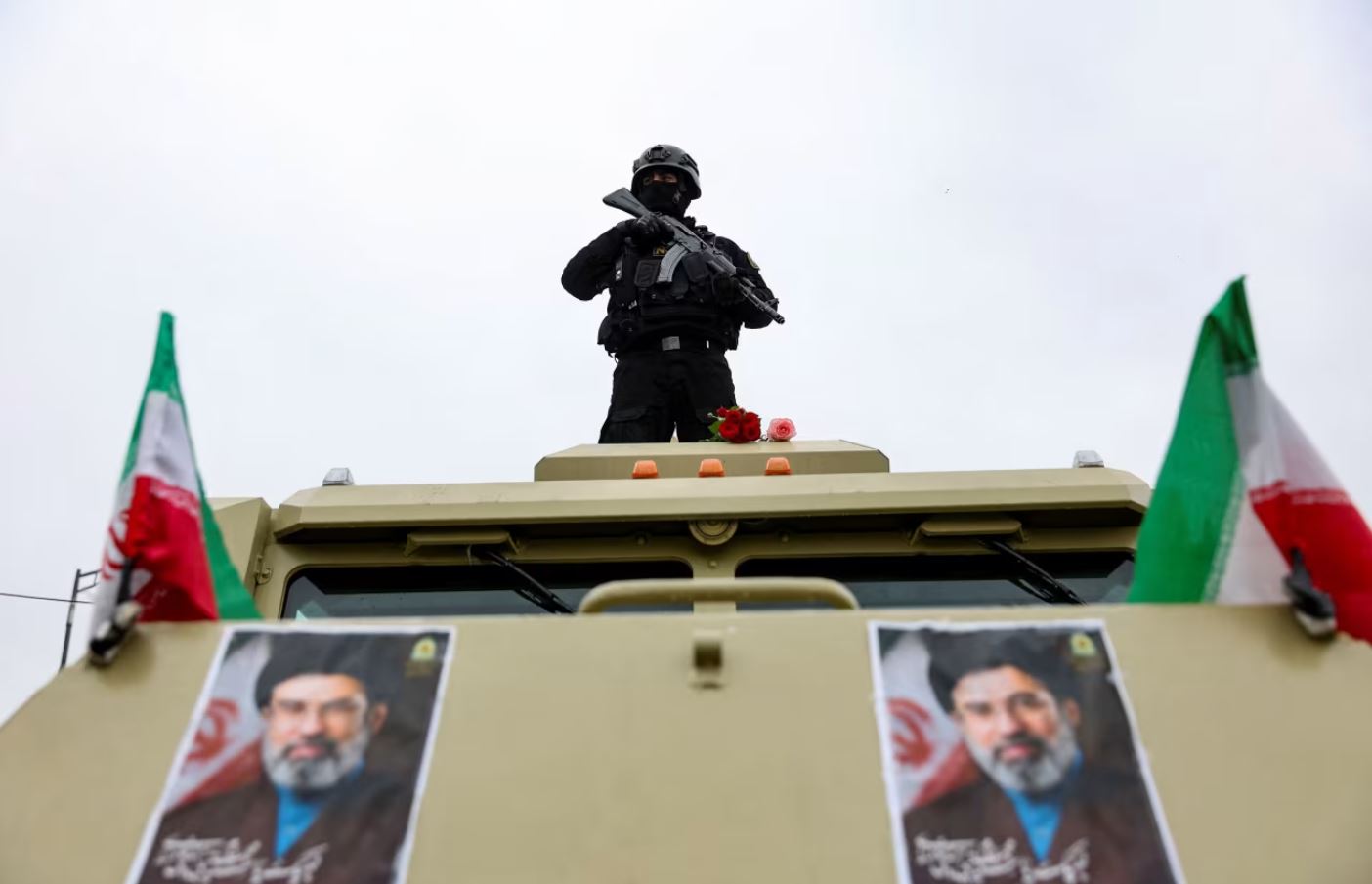 Ένα προσωπικό ασφαλείας φρουρεί καθώς Ιρανοί συμμετέχουν σε διαμαρτυρία για την ετήσια Ημέρα Αλ Κουντς στην Τεχεράνη την Παρασκευή. Majid Asgaripour/Wana News Agency/Reuters