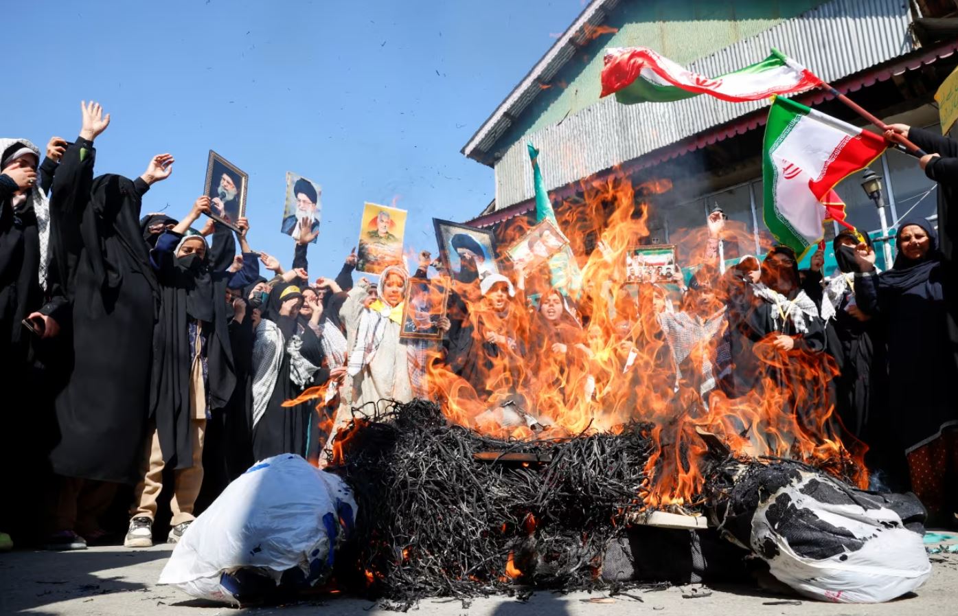 Σιίτες μουσουλμάνες φωνάζουν συνθήματα κατά των ΗΠΑ και του Ισραήλ καθώς καίνε ομοιώματα του προέδρου των ΗΠΑ Ντόναλντ Τραμπ και του πρωθυπουργού του Ισραήλ Μπενιαμίν Νετανιάχου κατά τη διάρκεια συγκέντρωσης για τον εορτασμό της ετήσιας Ημέρας Αλ Κουντς στην Τεχεράνη την Παρασκευή. Σαραφάτ Άλι/Reuters
