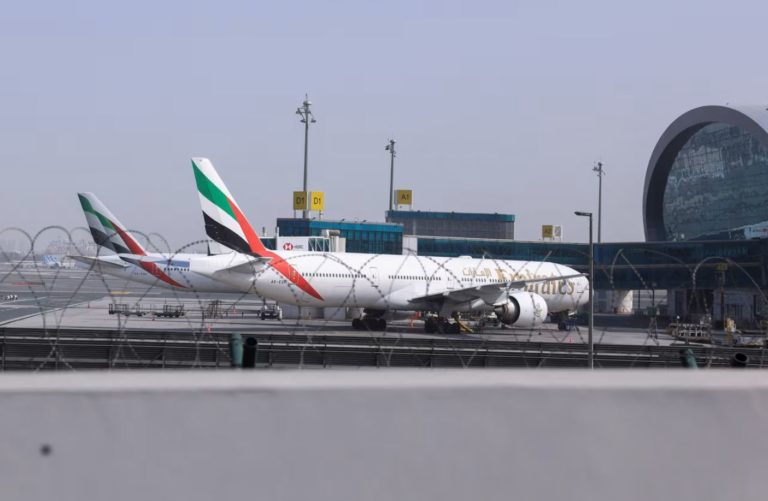 Αεροπλάνα σταθμευμένα στον τερματικό σταθμό 3 του Διεθνούς Αεροδρομίου του Ντουμπάι, μετά τις επιθέσεις των Ηνωμένων Πολιτειών και του Ισραήλ στο Ιράν, στο Ντουμπάι, Ηνωμένα Αραβικά Εμιράτα, στις 2 Μαρτίου 2026