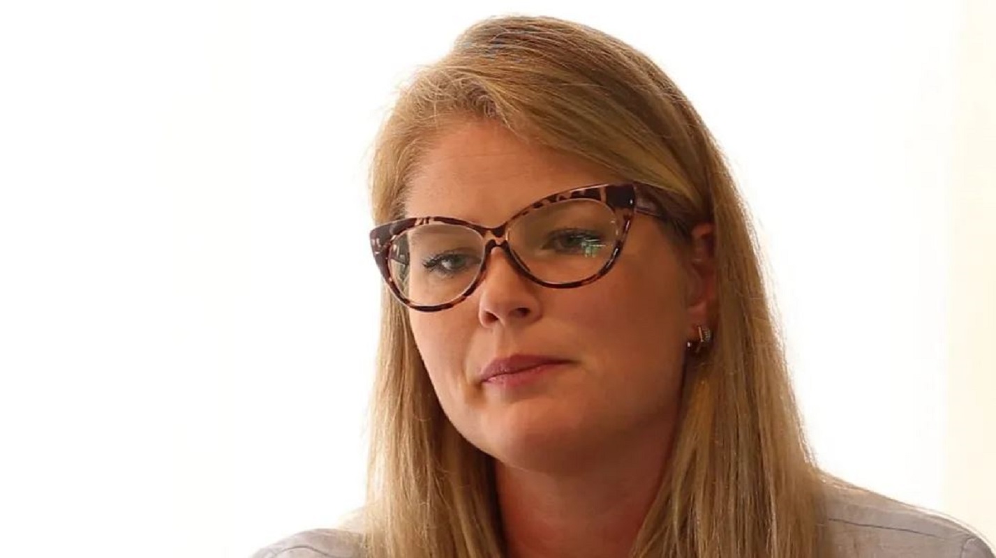 Η Γκλάουσια Φεκέτε λέει ότι ο ατζέντης μοντέλων Ζαν-Λυκ Μπρουνέλ, φίλος του Έπσταϊν, της πρότεινε να την πετάξει στη Νέα Υόρκη.BBC / Anselmo Cunha