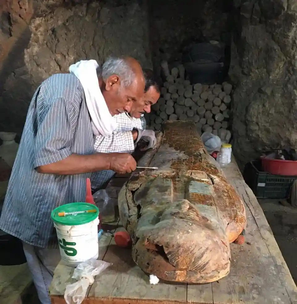 Αρχαιολόγοι εξετάζουν μία από τις σαρκοφάγους. Φωτογραφία: Υπουργείο Τουρισμού και Αρχαιοτήτων της Αιγύπτου