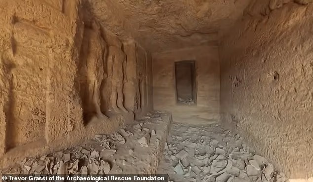 Ο Grassi ήταν σε θέση να δει πέρα από τα περιφραγμένα ανοίγματα σε ορισμένα από τα φρεάτια. Πηγή: Dailymail