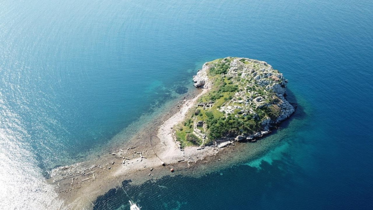 Επιτρέπει στους επισκέπτες να περπατήσουν από τον κόλπο Γκιουμουσλούκ προς το Νησί των Κουνελιών, στην Αλικαρνασσό των Μούγλων, 6 Μαρτίου 2026. (Φωτογραφία IHA) 