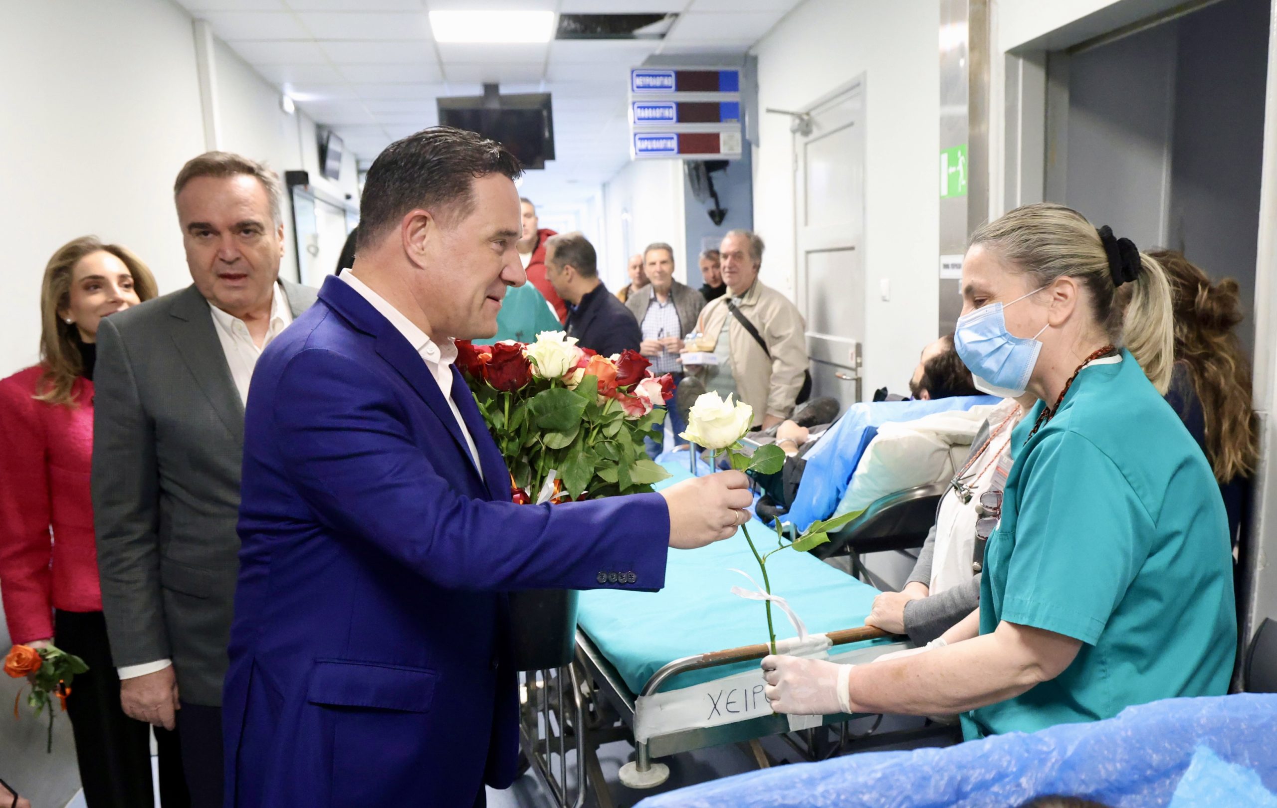 Άδωνις Γεωργιάδης, νοσοκομείο «Ερυθρός Σταυρός», Παγκόσμια Ημέρα της Γυναίκας, Τριαντάφυλλα