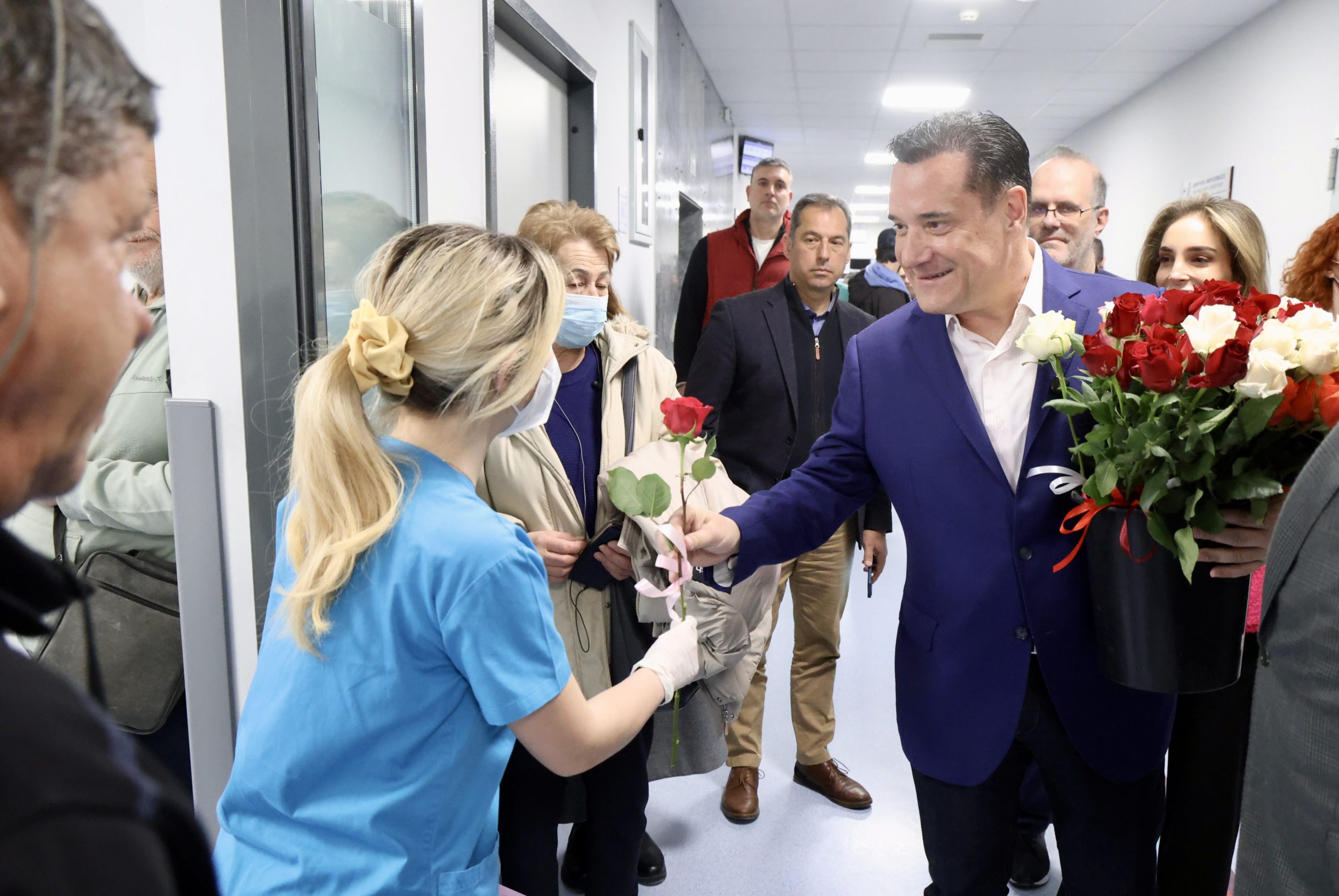 Άδωνις Γεωργιάδης, νοσοκομείο «Ερυθρός Σταυρός», Παγκόσμια Ημέρα της Γυναίκας, Τριαντάφυλλα