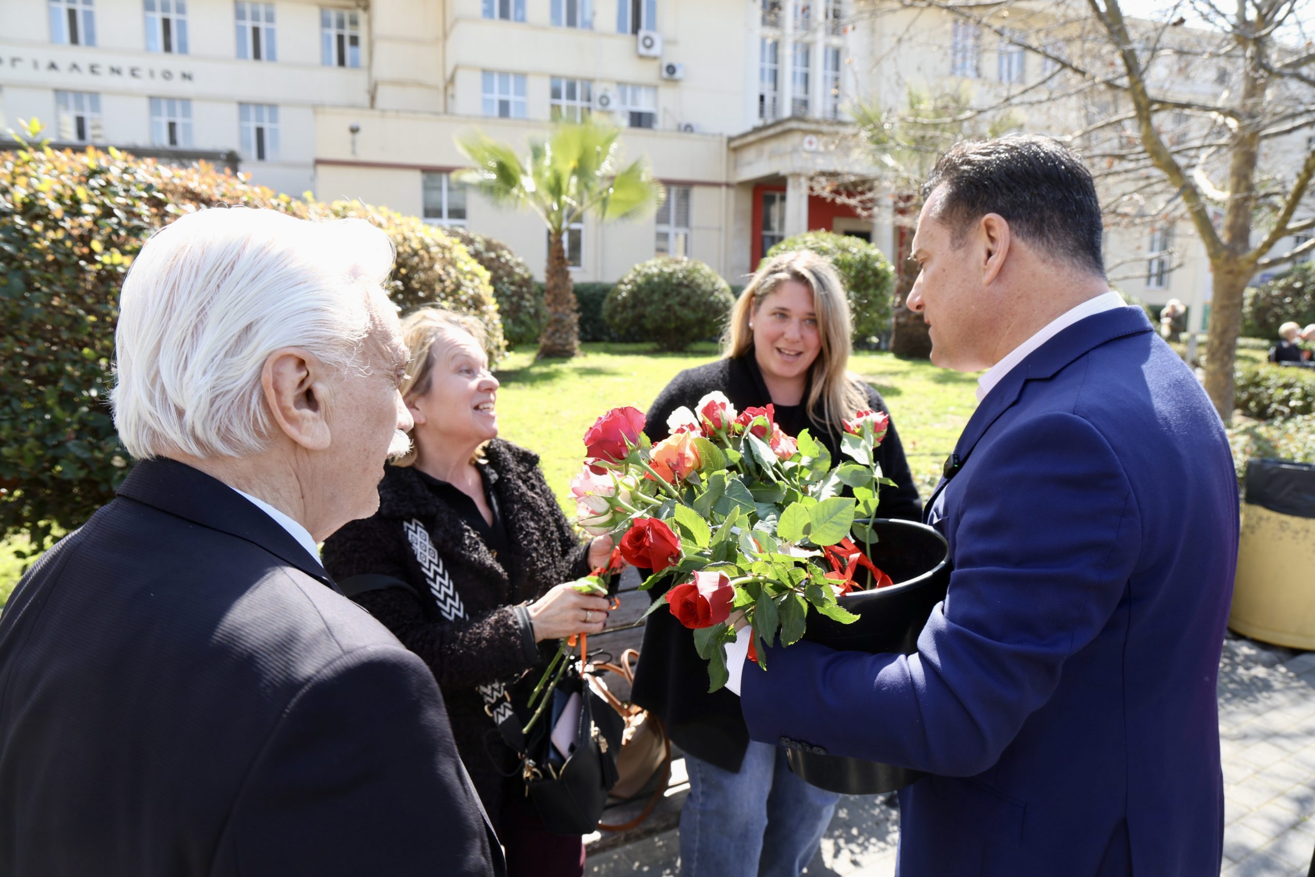 Άδωνις Γεωργιάδης, νοσοκομείο «Ερυθρός Σταυρός», Παγκόσμια Ημέρα της Γυναίκας, Τριαντάφυλλα