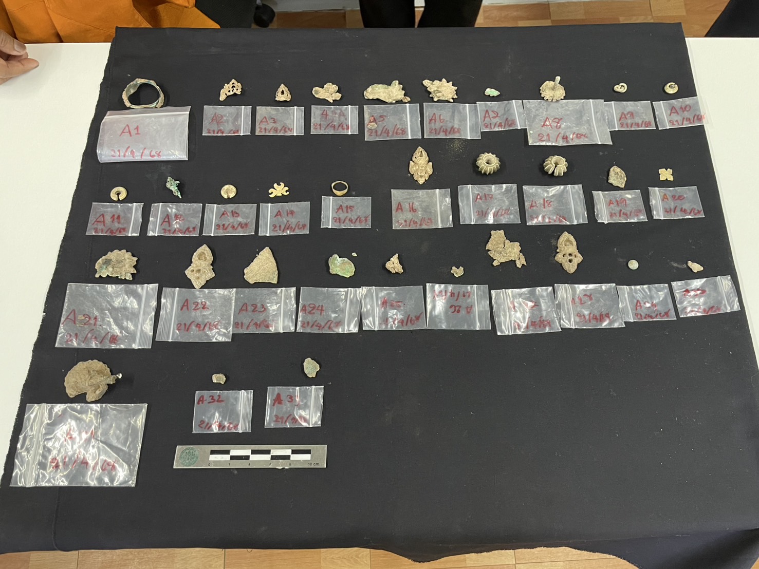 Εικόνα: Τα κοσμήματα, κατασκευασμένα από μπρούντζο, ασήμι και χρυσό, συνολικά 33 αντικείμενα, βρέθηκαν σε ένα κεραμικό αγγείο.