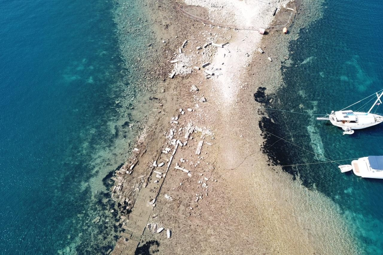 Η υποχώρηση της θάλασσας αποκάλυψε την αρχαία ιστορία, φέρνοντας στο φως τη Βασιλική Οδό 3.500 ετών που οδηγεί στην ιστορική πόλη της Μύνδου στον κόλπο Γκιουμουσλούκ, στην Αλικαρνασσό των Μούγλων, 6 Μαρτίου 2026. (Φωτογραφία IHA)