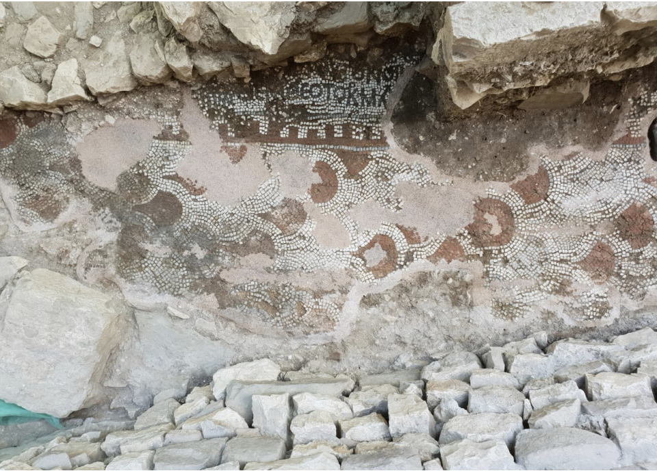 Το τμήμα ψηφιδωτού που βρέθηκε στις ανασκαφές εκτός των τειχών (extramuros) της πόλης (από Çoku – Samimi 2019: 112 εικ. 93). Πηγή: Omari και Lafe (2025) 