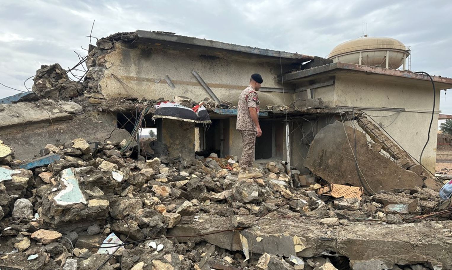 Ένας Ιρακινός στρατιώτης επιθεωρεί τις συνέπειες αεροπορικής επιδρομής σε στρατιωτική ιατρική κλινική στην Άνμπαρ Ρόιτερς