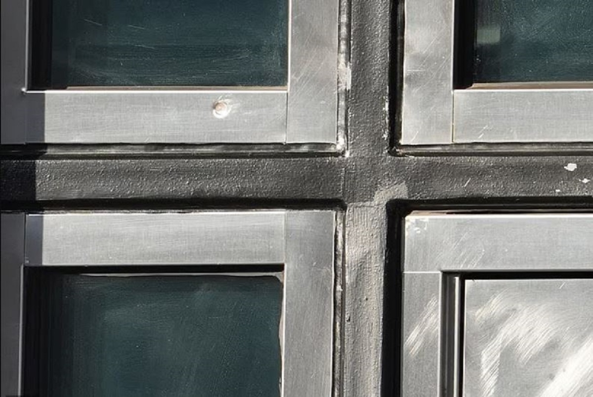 Σημάδι από σφαίρα στην πόρτα του αμερικανικού προξενείου στο Τορόντο, την Τρίτη. Πηγή: AP