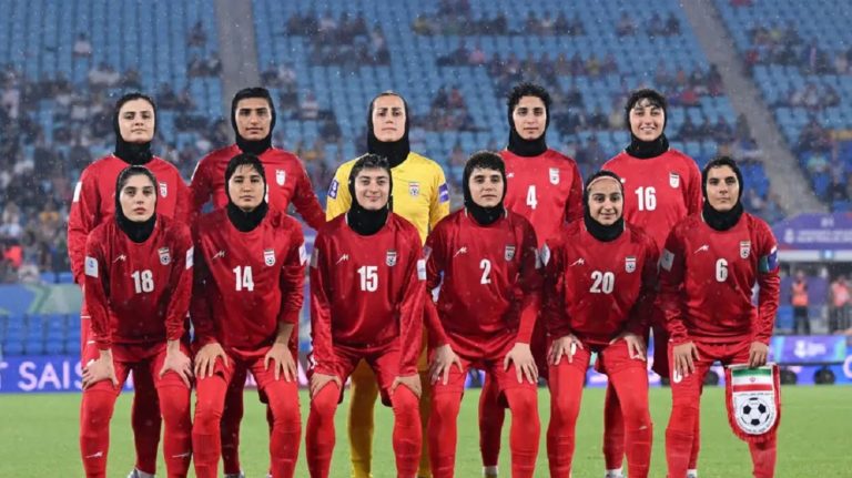 Οι παίκτριες της εθνικής γυναικών του Ιράν ποζάρουν για ομαδική φωτογραφία πριν από τον αγώνα του Κυπέλλου Ασίας Γυναικών απέναντι στις Φιλιππίνες, στη Robina της Αυστραλίας, την Κυριακή. Φωτογραφία: Dave Hunt / AP