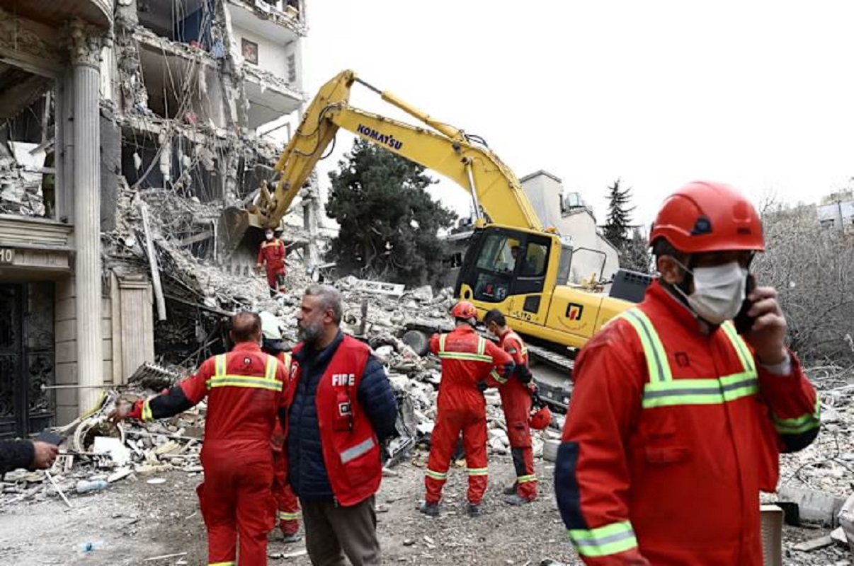 Διασώστες στο σημείο κατεστραμμένης πολυκατοικίας στην Τεχεράνη τη Δευτέρα © Majid Asgaripour/WANA/Reuters