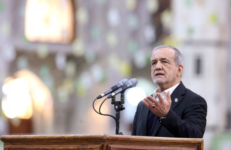 Ο Ιρανός πρόεδρος Μασούντ Πεζεσκιάν μιλάει κατά τη διάρκεια επίσκεψης στο ιερό του ηγέτη της Ισλαμικής Επανάστασης του Ιράν του 1979, Αγιατολάχ Ρουχολάχ Χομεϊνί, στη νότια Τεχεράνη, Ιράν, στις 31 Ιανουαρίου 2026. Aboutaleb Nadri/Reuters