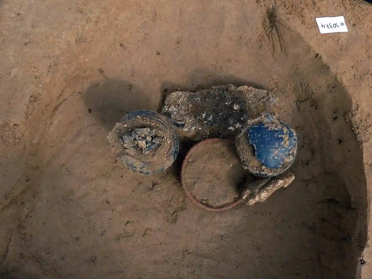 Ο τάφος του αγοριού περιείχε ένα πήλινο ειδώλιο ενός ζευγαριού που φιλιέται, πιθανώς των γονιών του (κάτω δεξιά). Πηγή: B. Leroux, Inrap