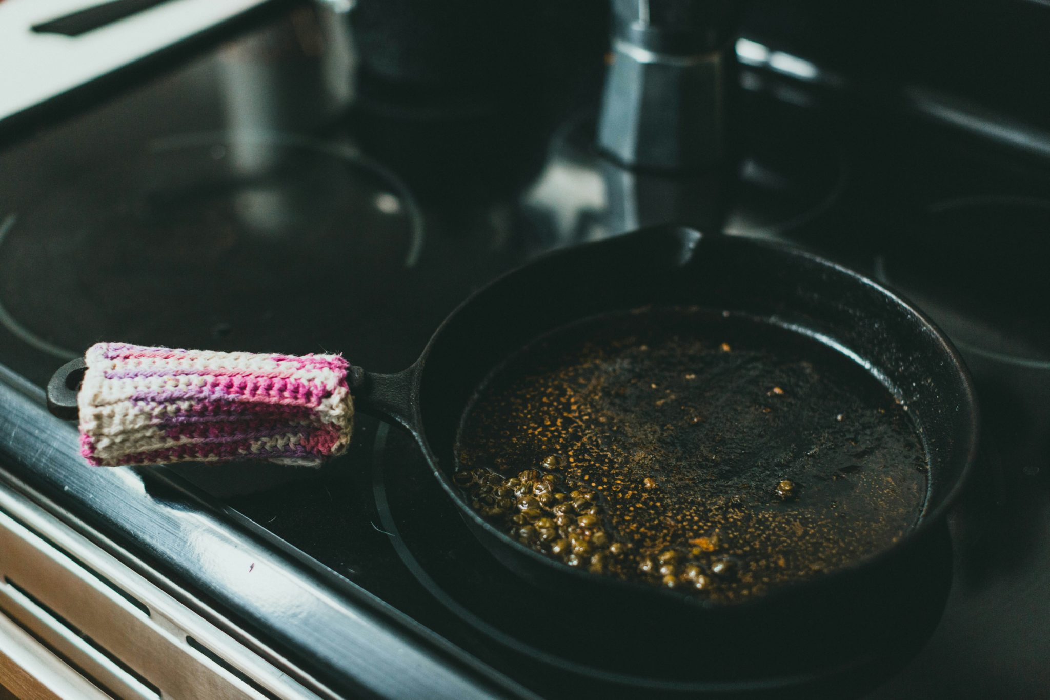 Μαντεμένια σκεύη: Πώς να καθαρίσετε τους επίμονους λεκέδες με αλάτι, σύμφωνα με ειδικούς