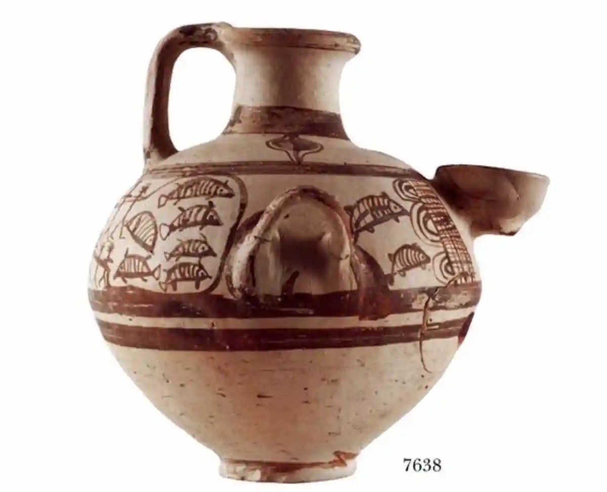 Μια υδρία από τη μέση φάση της Υστεροκυκλαδικής ΙΙΙγ περιόδου (υδρία με ηθμοειδή λαιμό) διακοσμημένη με σκηνή ψαρέματος με δίχτυ, η οποία βρέθηκε σε τάφο στα Απλώματα της Νάξου. Πηγή: Βλαχόπουλος 2006  