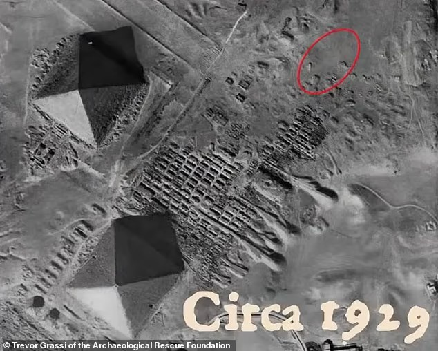 Αρχειακές φωτογραφίες από τη δεκαετία του 1900 φαίνεται να δείχνουν την περιοχή χωρίς τον σωρό της άμμου, υποδεικνύοντας ότι μπορεί να σχηματίστηκε ως λόφος από μπάζα — άμμος που αφαιρέθηκε από κοντινές ανασκαφές και εναποτέθηκε σε μια κεντρική τοποθεσία. Πηγή: Dailymail