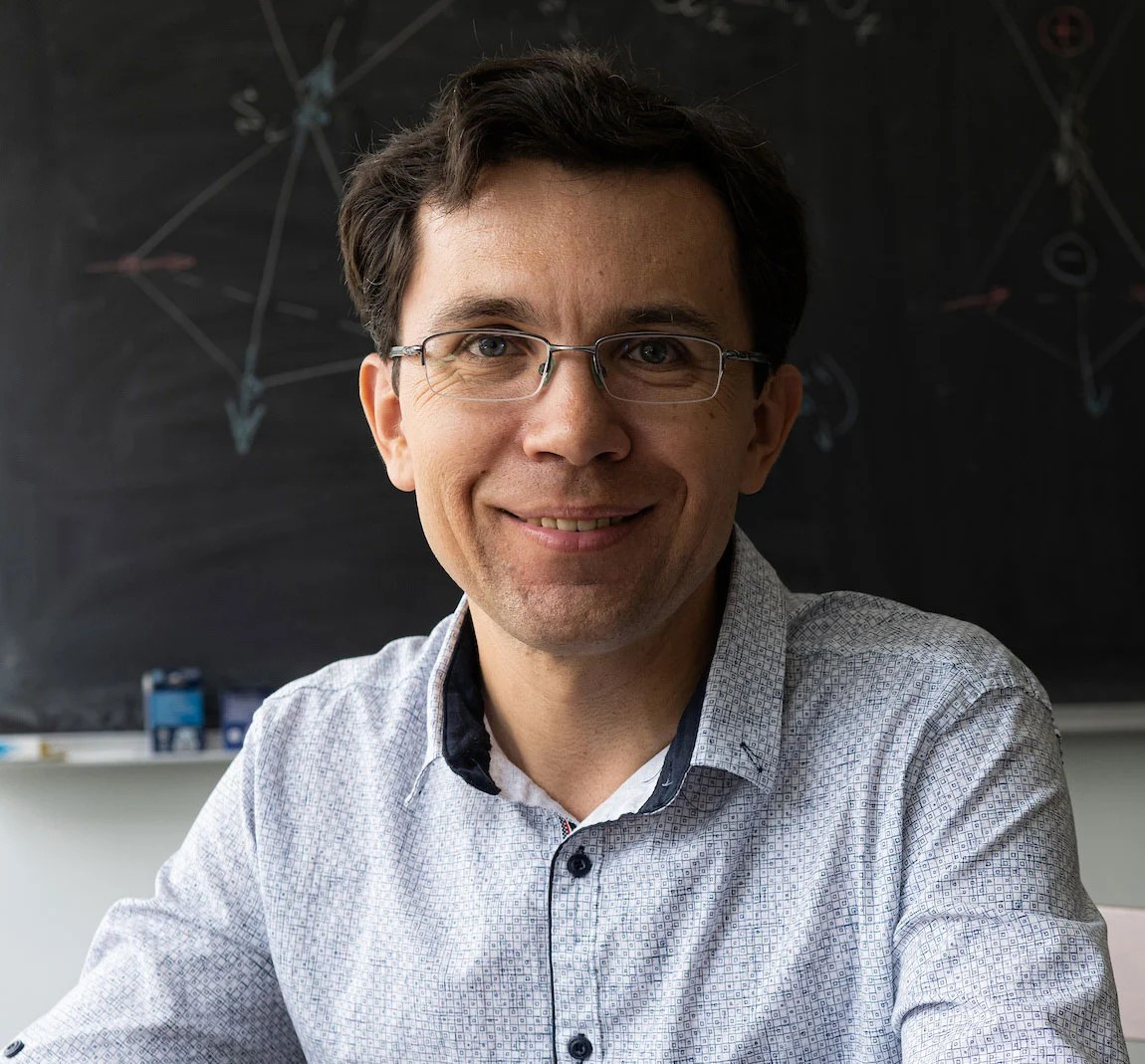 Ο Andriy Nevidomskyy του Πανεπιστημίου Rice είναι μέλος μιας ομάδας που χαρτογράφησε και εξήγησε μια αινιγματική μορφή υπεραγωγιμότητας, η οποία εμφανίζεται μόνο υπό ισχυρά μαγνητικά πεδία. Πηγή φωτογραφίας: Jeff Fitlow/Rice University