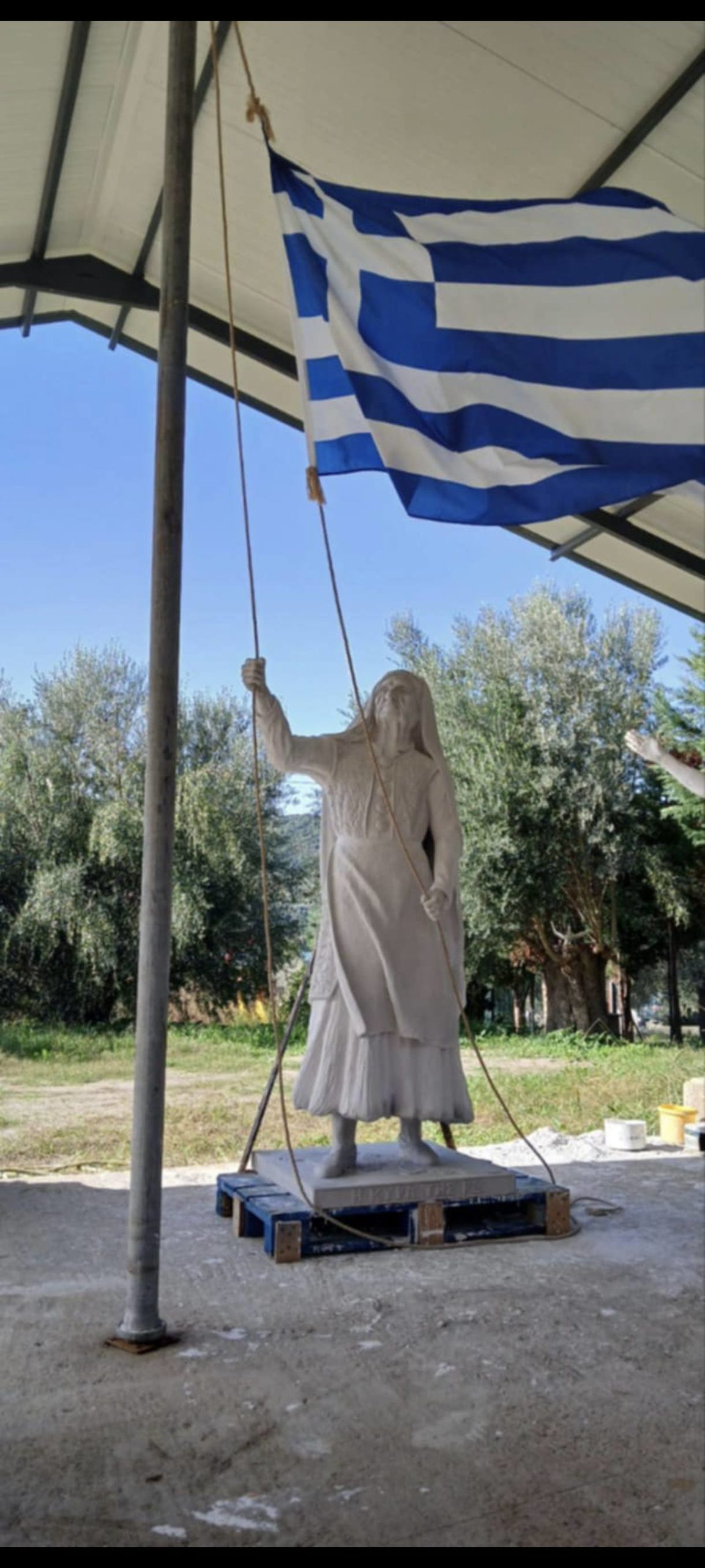 Κυρά της Ρω, ανδριάντας 