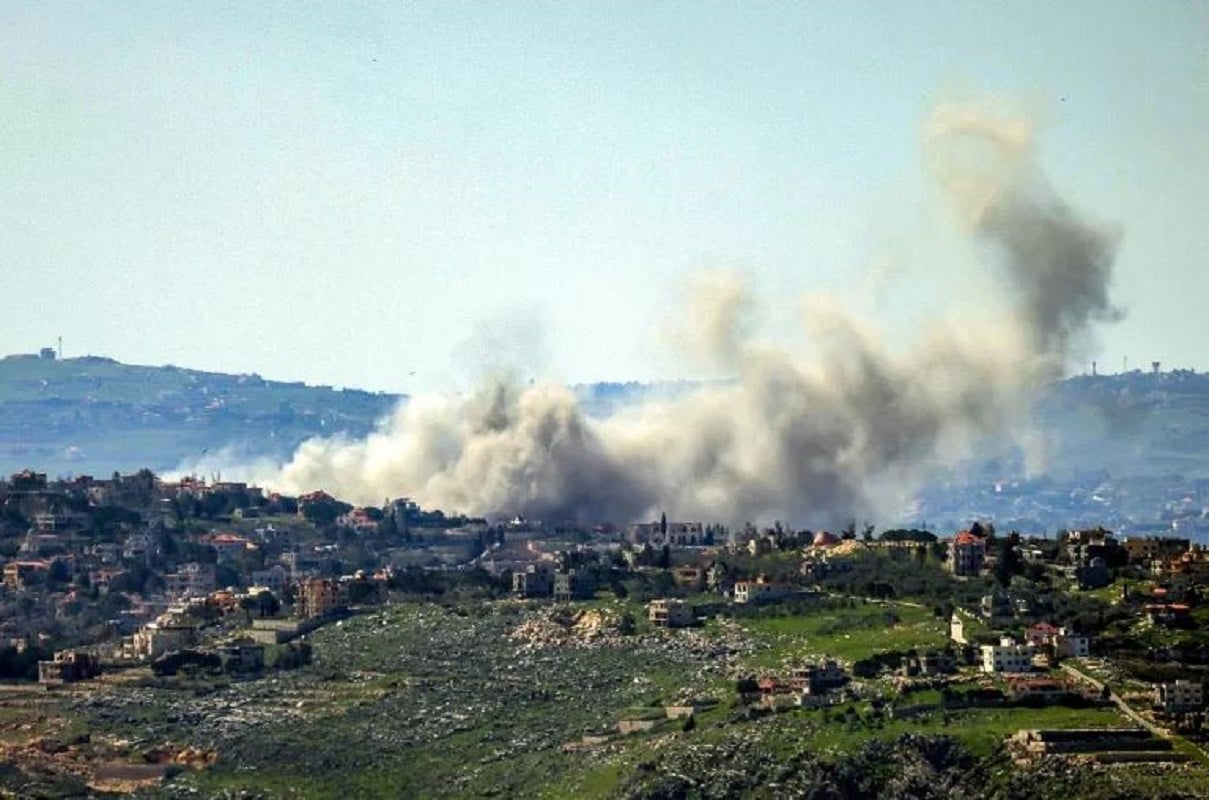 Καπνός υψώνεται μετά από ισραηλινή αεροπορική επιδρομή στο χωριό Ταγιμπέχ στο νότιο Λίβανο. Φωτογραφία: Rabih Daher / AFP