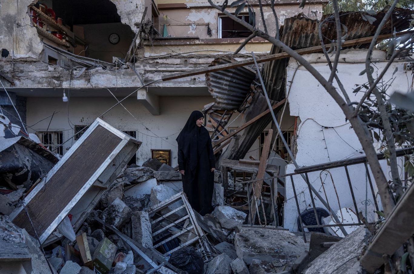 Μια γυναίκα στον Λίβανο στέκεται ανάμεσα στα ερείπια του οικογενειακού της σπιτιού, το οποίο καταστράφηκε από ισραηλινή επιδρομή, καθώς ο πόλεμος ΗΠΑ-Ισραήλ στο Ιράν συνεχίζεται για τέταρτη εβδομάδα. Φωτογραφία: Manu Brabo/Reuters