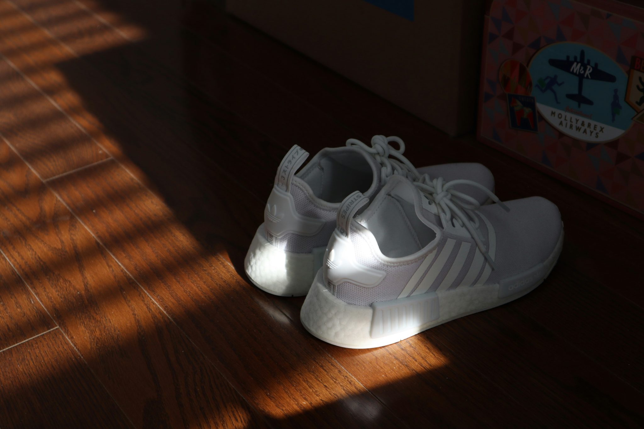 Μην πετάτε τα παλιά σας sneakers: Το φυσικό υλικό που εξουδετερώνει τις δυσάρεστες οσμές