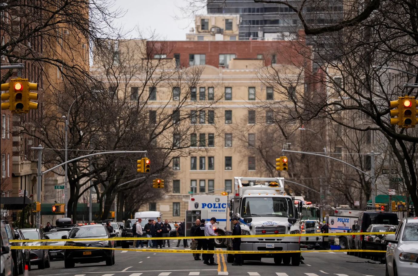Πυροτεχνουργοί της αστυνομίας της Νέας Υόρκης συγκεντρώθηκαν κοντά στο Gracie Mansion την Κυριακή.