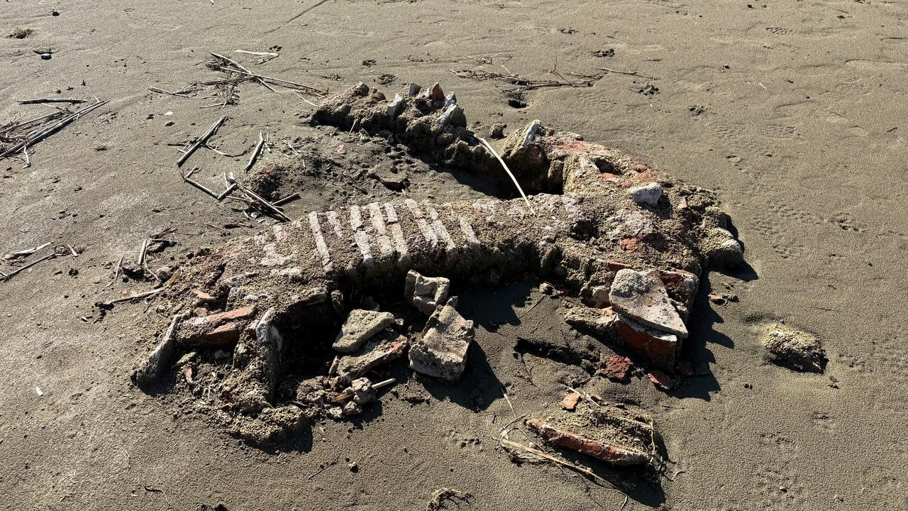 Ερείπια ενός ιστορικού οικοδομήματος, που πιστεύεται ότι συνδέεται με μια δεύτερη βασιλική, αναδύονται στις όχθες της Λίμνης της Νίκαιας (Ασκανία), καθώς η στάθμη του νερού υποχωρεί λόγω της ξηρασίας στην Προύσα της Τουρκίας, 7 Μαρτίου 2026. (Φωτογραφία: IHA) 