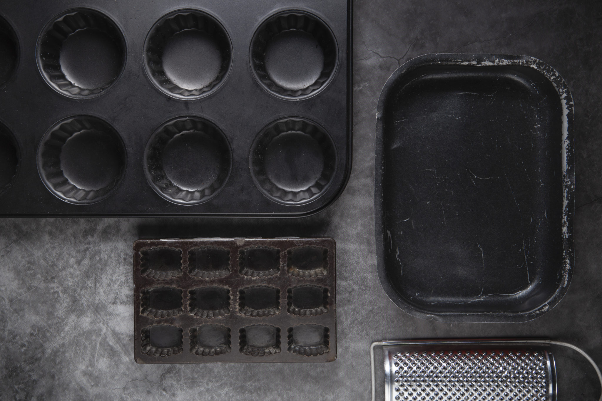 Σταματήστε να πλένετε τα ταψιά με σαπούνι: Το φυσικό υλικό που διαλύει τα λίπη σε χρόνο ρεκόρ