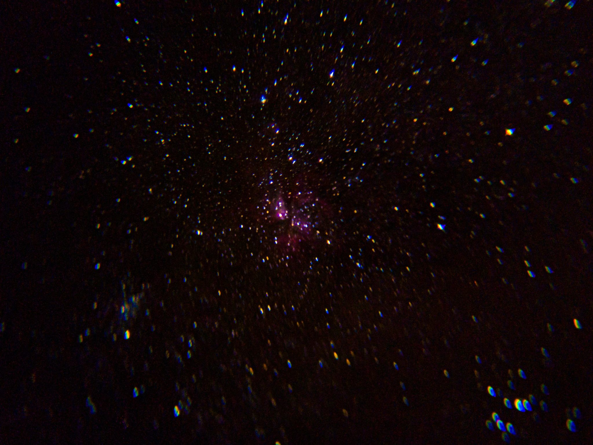 Επιστήμονες στο Πανεπιστήμιο του Waterloo αποκάλυψαν έναν τολμηρό νέο τρόπο για να εξηγήσουν πώς ξεκίνησε το σύμπαν — έναν τρόπο που θα μπορούσε να αναδιαμορφώσει την κατανόησή μας για τη Μεγάλη Έκρηξη. Αντί να βασίζεται σε αποσπασματικές θεωρίες, η προσέγγισή τους δείχνει ότι η εκρηκτική πρώιμη ανάπτυξη του σύμπαντος μπορεί να προκύπτει φυσικά από ένα βαθύτερο πλαίσιο που ονομάζεται κβαντική βαρύτητα.  Οι ερευνητές ανακάλυψαν ότι η εκρηκτική διαστολή της Μεγάλης Έκρηξης μπορεί να προκύπτει φυσικά από μια βαθύτερη θεωρία της βαρύτητας, χωρίς να απαιτούνται επιπλέον υποθέσεις. Το μοντέλο τους προβλέπει επίσης ανιχνεύσιμα σήματα από τις πρώτες στιγμές του σύμπαντος, δίνοντας στους επιστήμονες μια σπάνια ευκαιρία να ελέγξουν αυτές τις ιδέες. Πηγή: Pexels 