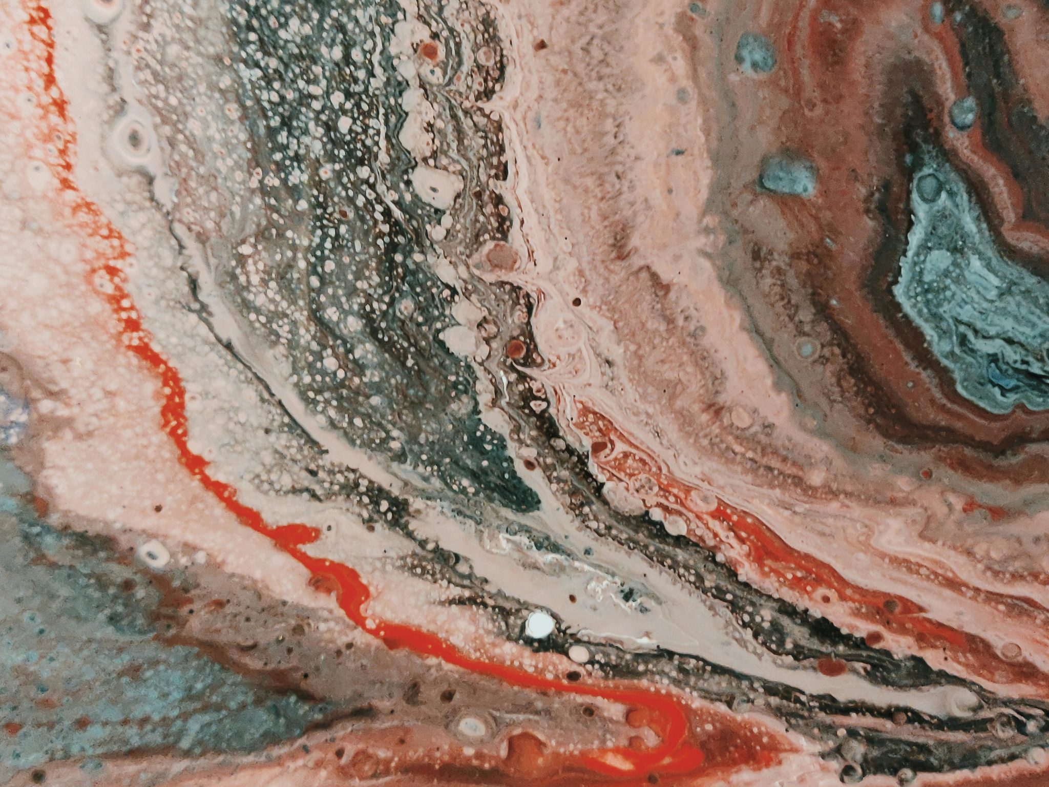 Ο μανδύας της Γης είναι ένα τεράστιο, κυρίως στερεό στρώμα που εκτείνεται από τη βάση του φλοιού έως τον εξωτερικό πυρήνα, φτάνοντας σε βάθη περίπου 2.900 χιλιομέτρων. Αποτελούμενος κυρίως από πυριτικά ορυκτά, όπως ο ολιβίνης και ο πυρόξενος, συμπεριφέρεται ως ένα αργά ρέον, όλκιμο μέσο σε γεωλογικές χρονικές κλίμακες. Φωτογραφία: Pexels