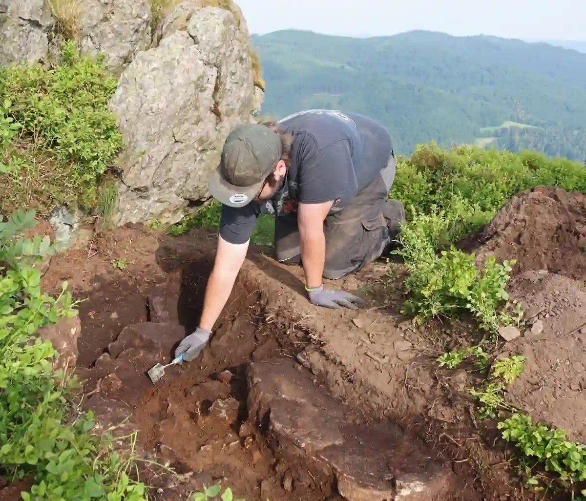 Βρέθηκε ένας γεμισμένος λάκκος στον βράχο, ακριβώς κάτω από το ανώτατο επίπεδο. Πηγή: LWL-Archäologie für Westfalen/T. Poggel