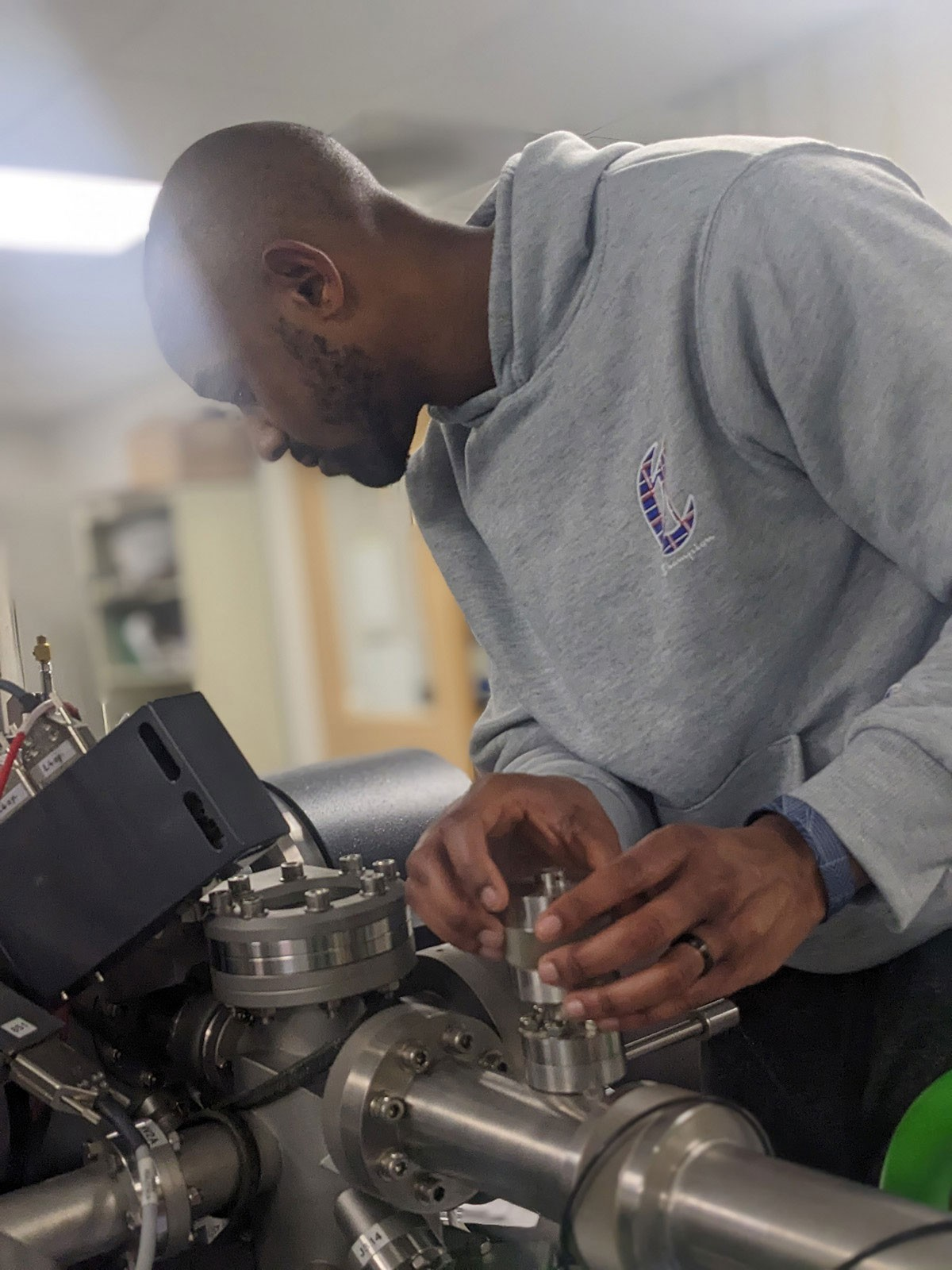 Ο James Dottin προετοιμάζει έναν φασματογράφο μάζας δευτερογενών ιόντων για την ανάλυση σεληνιακών δειγμάτων από την αποστολή Apollo 17. Πηγή: James Dottin