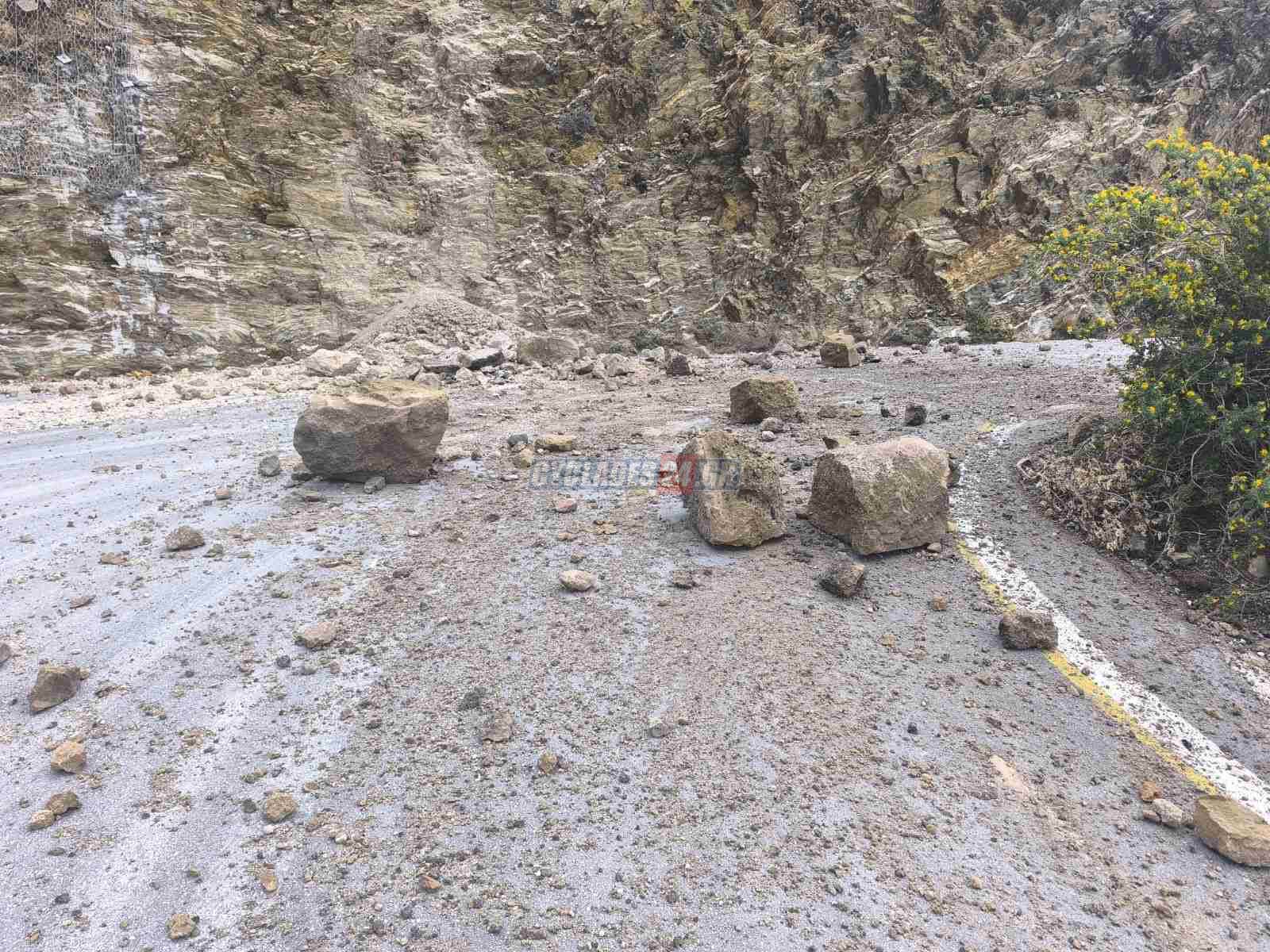 Σαντορίνη, Κατολισθήσεις, Βράχια, δρόμος, ουρές