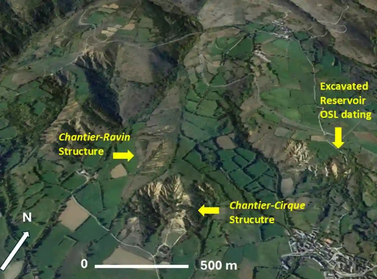 Εντοπισμένα ανοιχτά ορύγματα (opencasts / "chantiers") και τοποθεσία της ανασκαμμένης δεξαμενής στο Les Guilleteres. Συντεταγμένες της δειγματοληψίας OSL: 2°24′10″ N 1°50′06″ E. Πηγή: J. Sanjurjo-Sánchez et al. 2025 