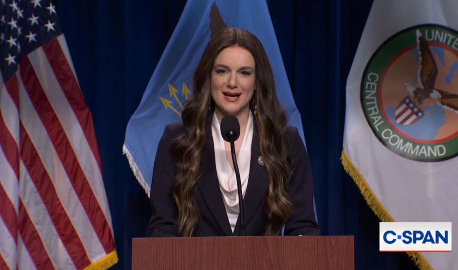 Η κωμικός Ashley Padilla υποδύεται την Kristi Noem κατά τη διάρκεια της εκπομπής "Saturday Night Live"