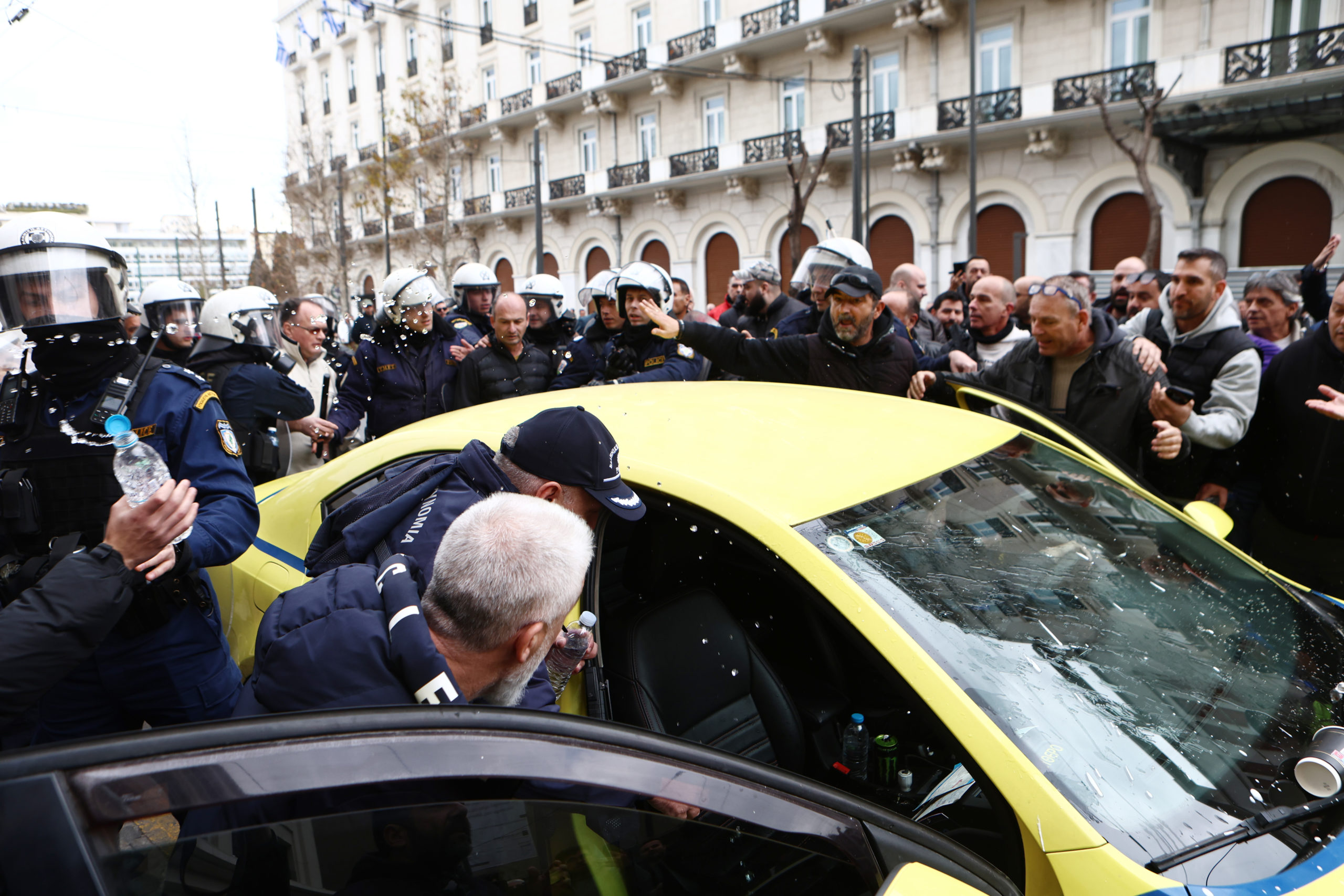 Ταξί, Απεργία, Σύνταγμα, ένταση