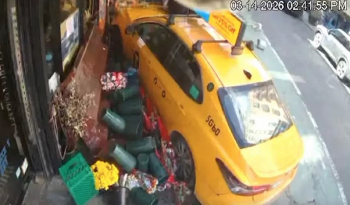 Βίντεο από τρομακτικό τροχαίο: Ταξί ξέφυγε από την πορεία του και έπεσε πάνω σε δύο γυναίκες έξω από μαγαζί